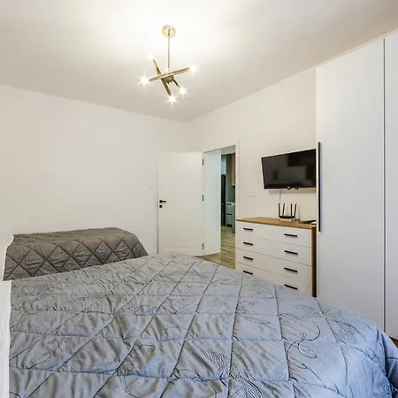 Center Cozy 1br With Patio By Pikhost تيرانا